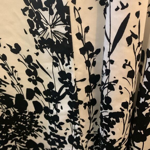 MAGGY LONDON DRESS WHITE W/BLACK PRINT ON SKIRT RUFFLE V NECK NWOT - Picture 8 of 8